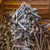 Hornyolt szénacél vasúti kutya tüske